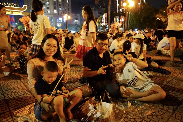 Đúng 21h ngày 10/10, 7.000 đơn vị pháo hoa rực sáng bầu trời Hà Nội - Ảnh 14. Đúng 21h ngày 10/10, 7.000 đơn vị pháo hoa rực sáng bầu trời Hà Nội - Ảnh 14.