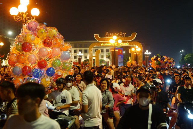 Đúng 21h ngày 10/10, 7.000 đơn vị pháo hoa rực sáng bầu trời Hà Nội - Ảnh 18. Đúng 21h ngày 10/10, 7.000 đơn vị pháo hoa rực sáng bầu trời Hà Nội - Ảnh 18.