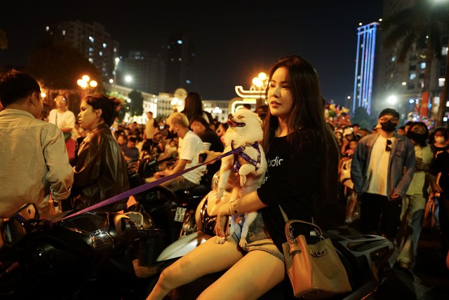 Đúng 21h ngày 10/10, 7.000 đơn vị pháo hoa rực sáng bầu trời Hà Nội - Ảnh 19. Đúng 21h ngày 10/10, 7.000 đơn vị pháo hoa rực sáng bầu trời Hà Nội - Ảnh 19.