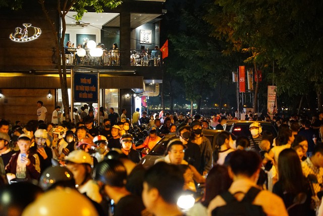 Đúng 21h ngày 10/10, 7.000 đơn vị pháo hoa rực sáng bầu trời Hà Nội - Ảnh 20. Đúng 21h ngày 10/10, 7.000 đơn vị pháo hoa rực sáng bầu trời Hà Nội - Ảnh 20.