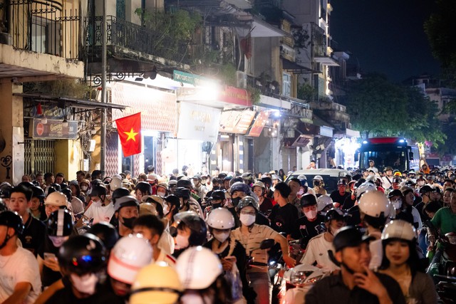 Đ&uacute;ng 21h ng&agrave;y 10/10, 7.000 đơn vị ph&aacute;o hoa rực s&aacute;ng bầu trời H&agrave; Nội - Ảnh 12.