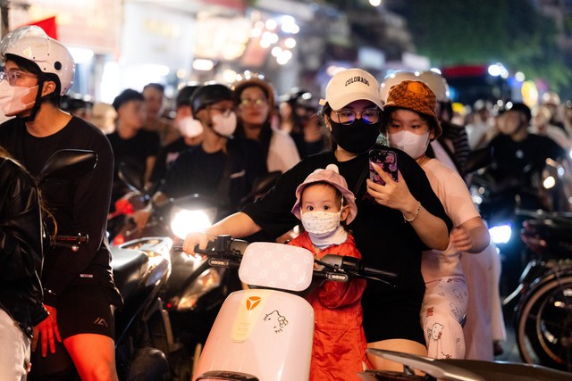 Đ&uacute;ng 21h ng&agrave;y 10/10, 7.000 đơn vị ph&aacute;o hoa rực s&aacute;ng bầu trời H&agrave; Nội - Ảnh 13.