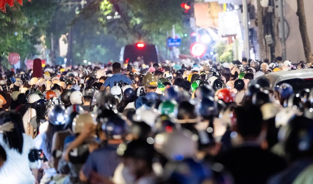 Đ&uacute;ng 21h ng&agrave;y 10/10, 7.000 đơn vị ph&aacute;o hoa rực s&aacute;ng bầu trời H&agrave; Nội - Ảnh 22.
