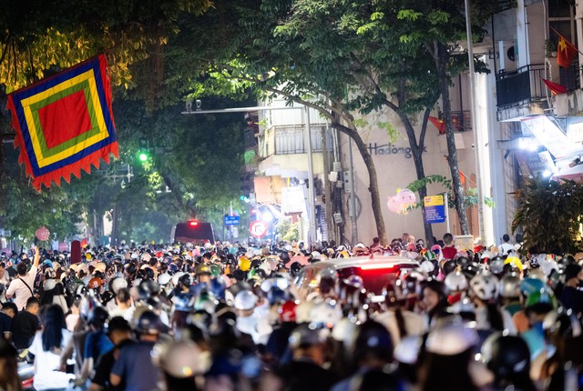 Đ&uacute;ng 21h ng&agrave;y 10/10, 7.000 đơn vị ph&aacute;o hoa rực s&aacute;ng bầu trời H&agrave; Nội - Ảnh 23.