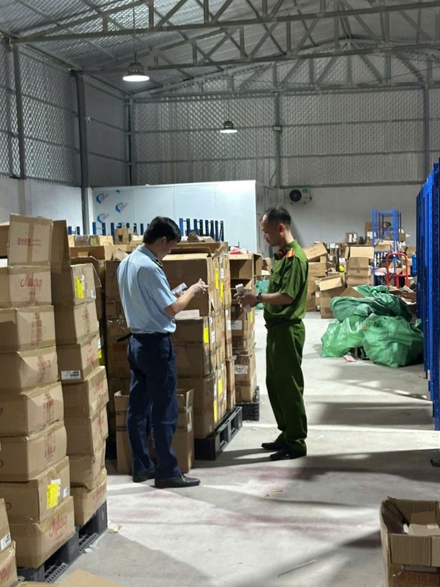 Tịch thu 233.140 sản phẩm mỹ phẩm tại c&ocirc;ng ty của nữ gi&aacute;m đốc L&yacute; Hồng Thương: Đủ loại son m&ocirc;i, kem chống nắng, kem dưỡng da - Ảnh 1.
