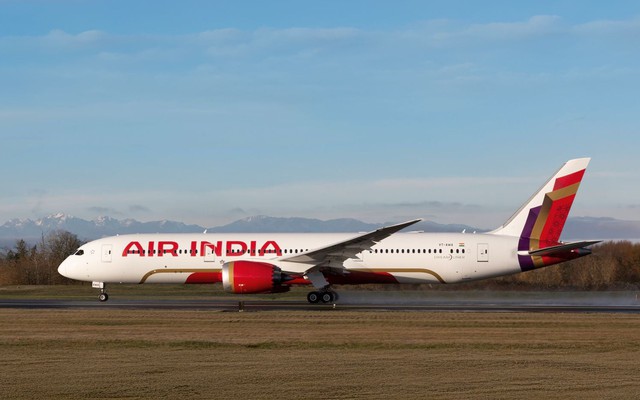 N&oacute;ng: Phi c&ocirc;ng ph&aacute;t t&iacute;n hiệu khẩn "Squawk 7500", chiếc Boeing 787 khổng lồ vội v&agrave;ng bẻ l&aacute;i, lực lượng r&agrave; ph&aacute; bom m&igrave;n xuất hiện ngay lập tức tr&ecirc;n s&acirc;n bay - Ảnh 1.