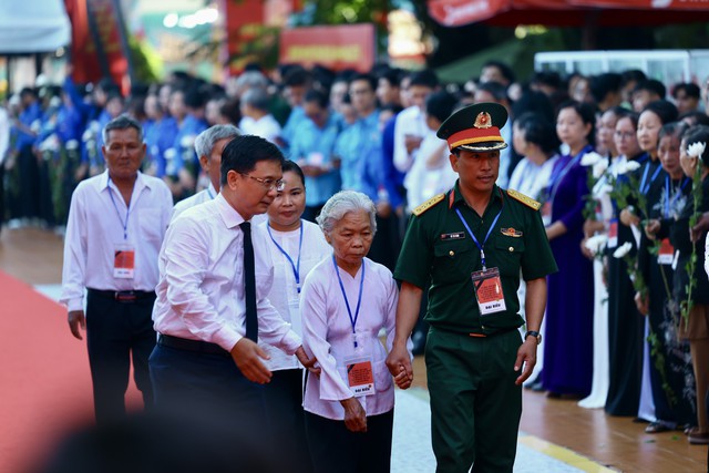 Đang diễn ra lễ viếng, truy điệu liệt sĩ quy tập tại công viên Lê Thị Riêng: Người dân TP.HCM đã cầm hoa trắng chờ bên đường - Ảnh 6.