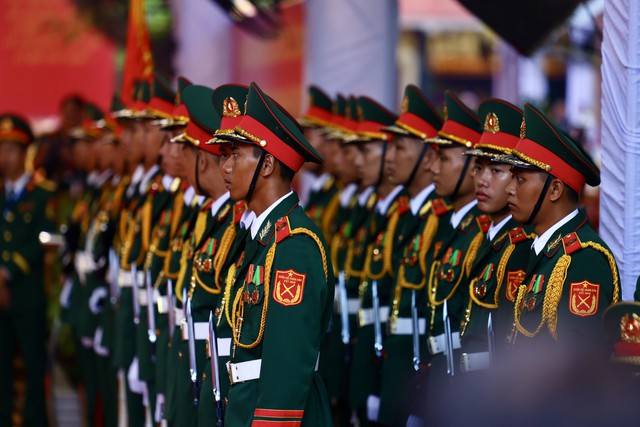 Đang diễn ra lễ viếng, truy điệu liệt sĩ quy tập tại công viên Lê Thị Riêng: Người dân TP.HCM đã cầm hoa trắng chờ bên đường - Ảnh 4.