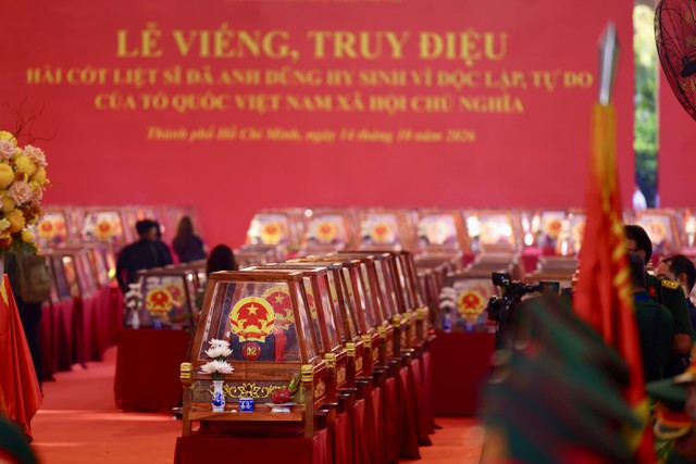 Đang diễn ra lễ viếng, truy điệu liệt sĩ quy tập tại công viên Lê Thị Riêng: Người dân TP.HCM đã cầm hoa trắng chờ bên đường - Ảnh 2.