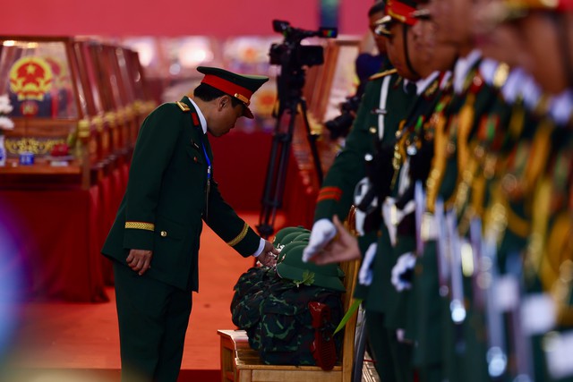 Đang diễn ra lễ viếng, truy điệu liệt sĩ quy tập tại công viên Lê Thị Riêng: Người dân TP.HCM đã cầm hoa trắng chờ bên đường - Ảnh 5.