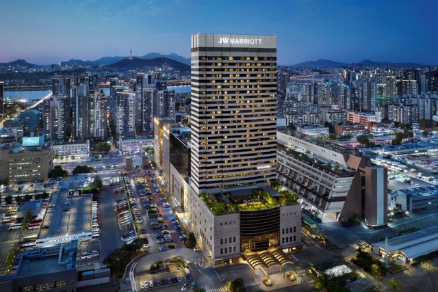 B&ecirc;n trong t&ograve;a nh&agrave; đắt đỏ bậc nhất Gangnam - nơi giới thượng lưu tận hưởng trải nghiệm ba ng&agrave;y kh&ocirc;ng chạm mặt phố tại JW Marriott Hotel Seoul - Ảnh 1.