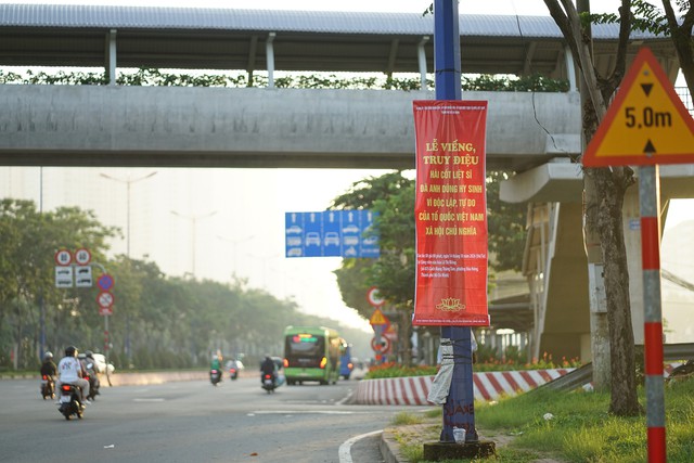 Đang diễn ra lễ viếng, truy điệu liệt sĩ quy tập tại công viên Lê Thị Riêng: Người dân TP.HCM đã cầm hoa trắng chờ bên đường - Ảnh 19.
