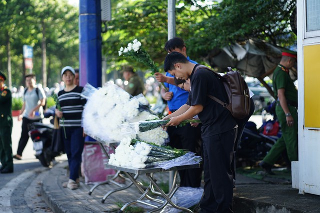 Đang diễn ra lễ viếng, truy điệu liệt sĩ quy tập tại công viên Lê Thị Riêng: Người dân TP.HCM đã cầm hoa trắng chờ bên đường - áº¢nh 9.