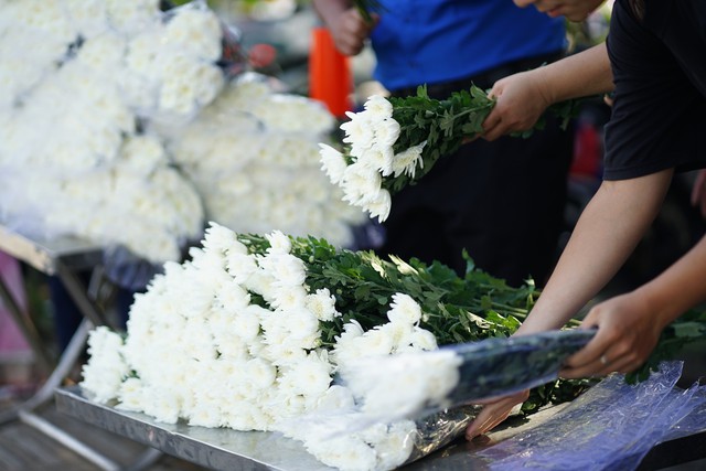 Đang diễn ra lễ viếng, truy điệu liệt sĩ quy tập tại công viên Lê Thị Riêng: Người dân TP.HCM đã cầm hoa trắng chờ bên đường - áº¢nh 11.