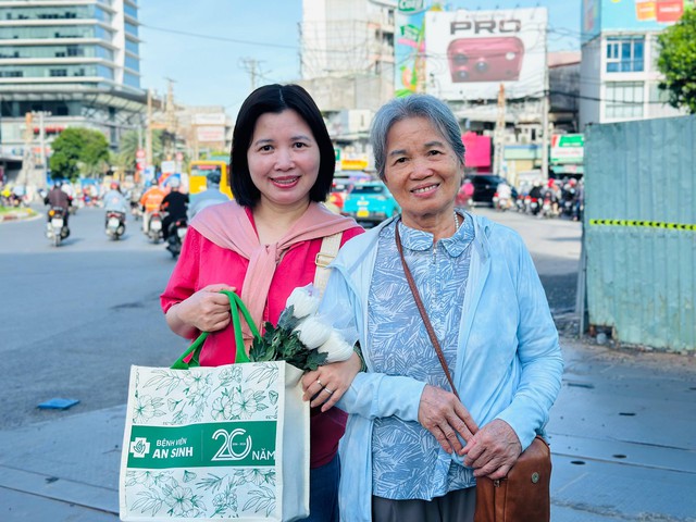 Đang diễn ra lễ viếng, truy điệu liệt sĩ quy tập tại công viên Lê Thị Riêng: Người dân TP.HCM đã cầm hoa trắng chờ bên đường - Ảnh 17.