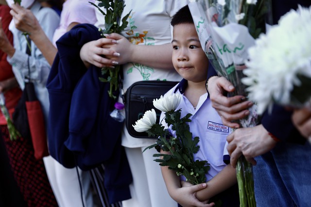 Đang diễn ra lễ viếng, truy điệu liệt sĩ quy tập tại công viên Lê Thị Riêng: Người dân TP.HCM đã cầm hoa trắng chờ bên đường - Ảnh 8.