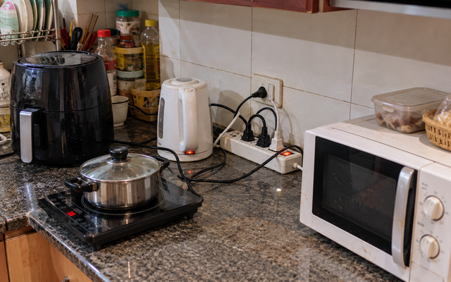 Đừng ai dại cắm chung 4 thiết bị này vào 1 ổ điện kẻo rước họa vào thân - Ảnh 1.