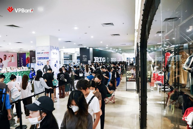 B&ecirc;n trong pop-up store BIGBANG hot nhất l&uacute;c n&agrave;y tại H&agrave; Nội: V.I.P xếp h&agrave;ng d&agrave;i cả c&acirc;y số, lightstick 20 năm lung linh cỡ n&agrave;y- Ảnh 4.