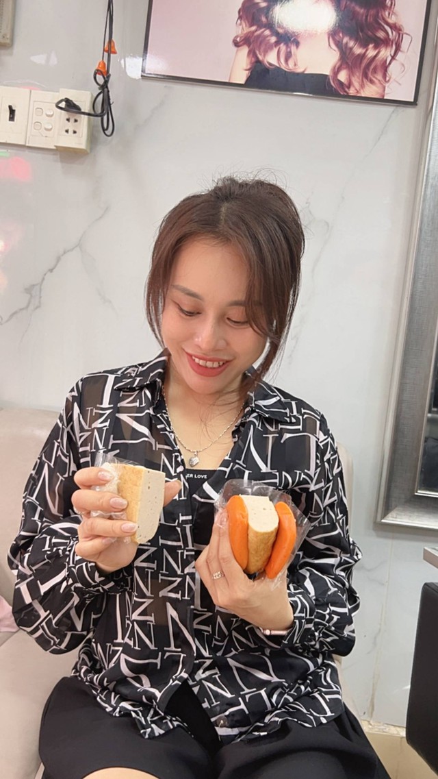 &ldquo;Con ch&aacute;u vua H&ugrave;ng phải ăn b&aacute;nh d&agrave;y kẹp chả cỡ n&agrave;y&rdquo;: M&oacute;n qu&agrave; s&aacute;ng b&igrave;nh d&acirc;n bỗng được săn l&ugrave;ng nhờ cục chả to như vi&ecirc;n gạch - Ảnh 1.