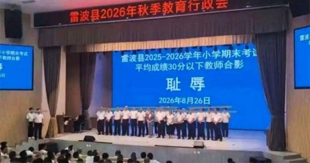Vụ l&agrave;m nhục tập thể gi&aacute;o vi&ecirc;n c&oacute; học sinh điểm thấp g&acirc;y b&atilde;o dư luận ở Trung Quốc - Ảnh 1.