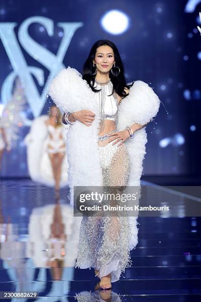 Xin v&iacute;a Tỉnh B&aacute;ch Nhi&ecirc;n c&oacute; bạn g&aacute;i "ate" trọn s&agrave;n diễn Victoria's Secret Fashion Show 2026!- Ảnh 4.