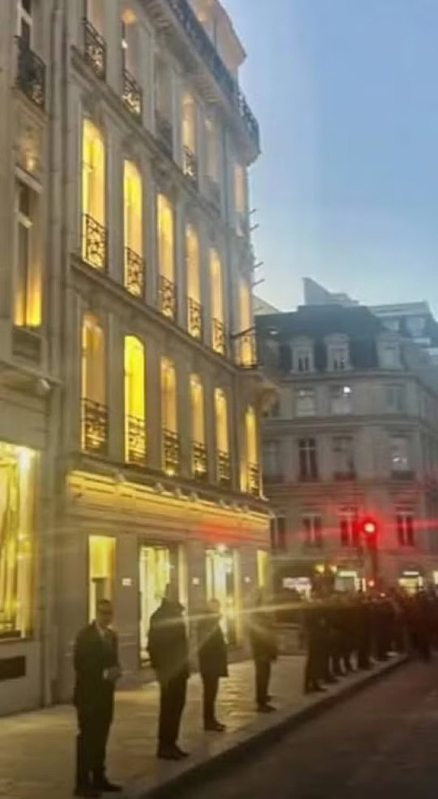 Loạt store xa xỉ lao đao giữa bạo loạn tại Pháp và Ý: Louis Vuitton, Dior, Hermès đến Rolex bị đập phá, hàng hiệu đắt đỏ bị cướp sạch- Ảnh 3.