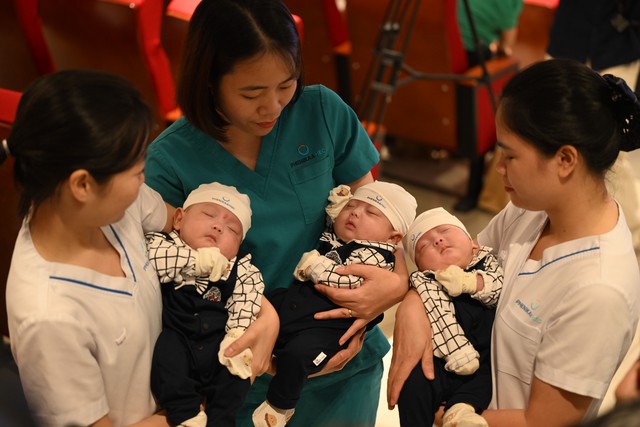 Kỳ t&iacute;ch: Ghi nhận ca sinh ba kh&aacute;c ng&agrave;y đầu ti&ecirc;n tại Việt Nam - Ảnh 1.