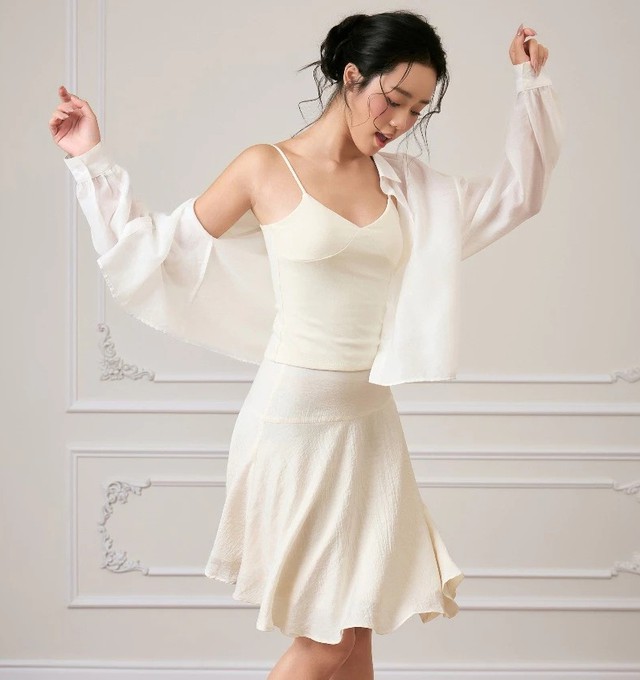M&ugrave;a lạnh muốn mặc sang cứ bớt cầu kỳ lại: 5 m&oacute;n basic mua một lần đẹp cả đời, phối ra được cả t&aacute; outfit- Ảnh 4.