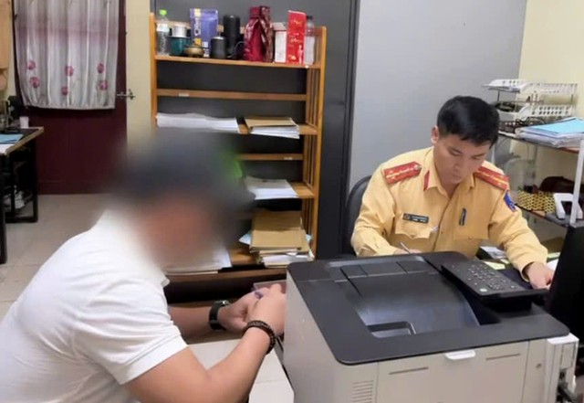 Ô tô tải vượt đèn đỏ, tông gãy cần chắn đường sắt ở Bắc Ninh- Ảnh 2.