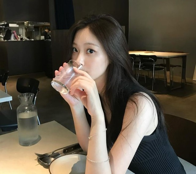 S&aacute;ng dậy uống 1 ly nước khi bụng rỗng tốt như thuốc bổ, nhưng mắc 3 sai lầm n&agrave;y h&oacute;a th&agrave;nh "thuốc độc' - Ảnh 1.
