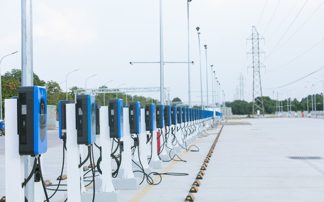 C&ocirc;ng ty của tỷ ph&uacute; Phạm Nhật Vượng vận h&agrave;nh trạm sạc &ocirc; t&ocirc; điện lớn nhất Việt Nam: Hơn 1.000 vị tr&iacute; đỗ, 866 cổng sạc tại Long Bi&ecirc;n - Ảnh 1.