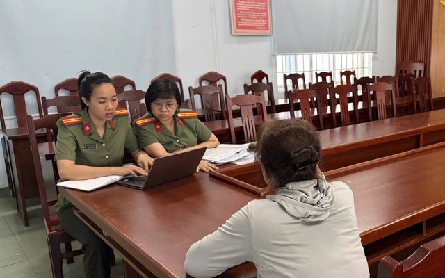 Công an kiểm tra tài khoản ngân hàng, phát hiện những giao dịch sau: Người phụ nữ bị xử phạt 125 triệu đồng - Ảnh 1.