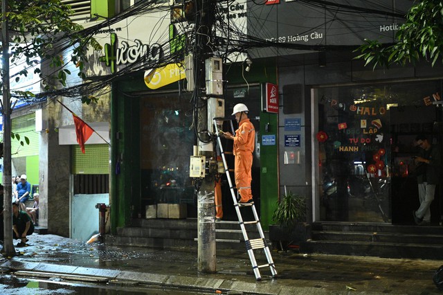 H&agrave; Nội: Hiện trường vụ ch&aacute;y lớn trong qu&aacute;n ăn c&oacute; tiếng tr&ecirc;n phố Ho&agrave;ng Cầu- Ảnh 4.