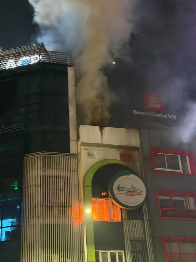 H&agrave; Nội: Hiện trường vụ ch&aacute;y lớn trong qu&aacute;n ăn c&oacute; tiếng tr&ecirc;n phố Ho&agrave;ng Cầu- Ảnh 1.