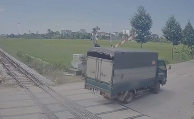 Ô tô tải vượt đèn đỏ, tông gãy cần chắn đường sắt ở Bắc Ninh- Ảnh 1.