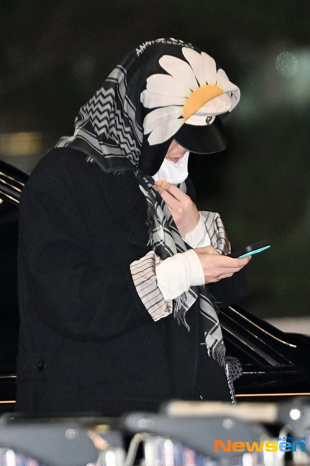 Ngay l&uacute;c n&agrave;y: G-Dragon thời trang phang thời tiết, tr&ugrave;m khăn hoa c&uacute;c k&iacute;n m&iacute;t khởi h&agrave;nh sang Việt Nam - Ảnh 6.
