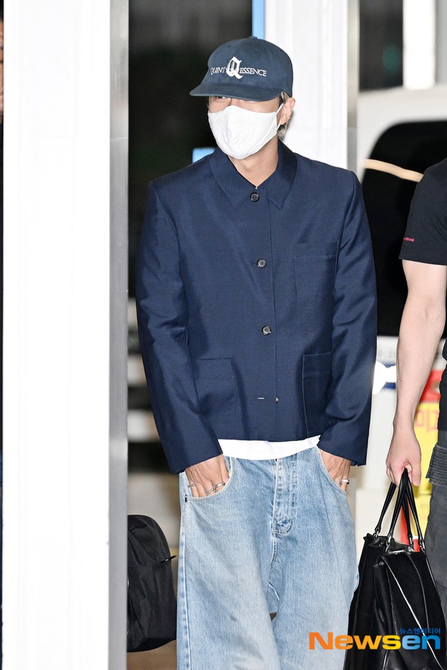 Ngay l&uacute;c n&agrave;y: G-Dragon thời trang phang thời tiết, tr&ugrave;m khăn hoa c&uacute;c k&iacute;n m&iacute;t khởi h&agrave;nh sang Việt Nam - Ảnh 8.