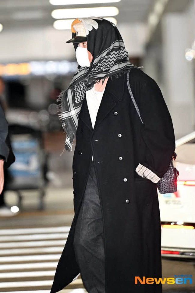 Ngay l&uacute;c n&agrave;y: G-Dragon thời trang phang thời tiết, tr&ugrave;m khăn hoa c&uacute;c k&iacute;n m&iacute;t khởi h&agrave;nh sang Việt Nam - Ảnh 4.
