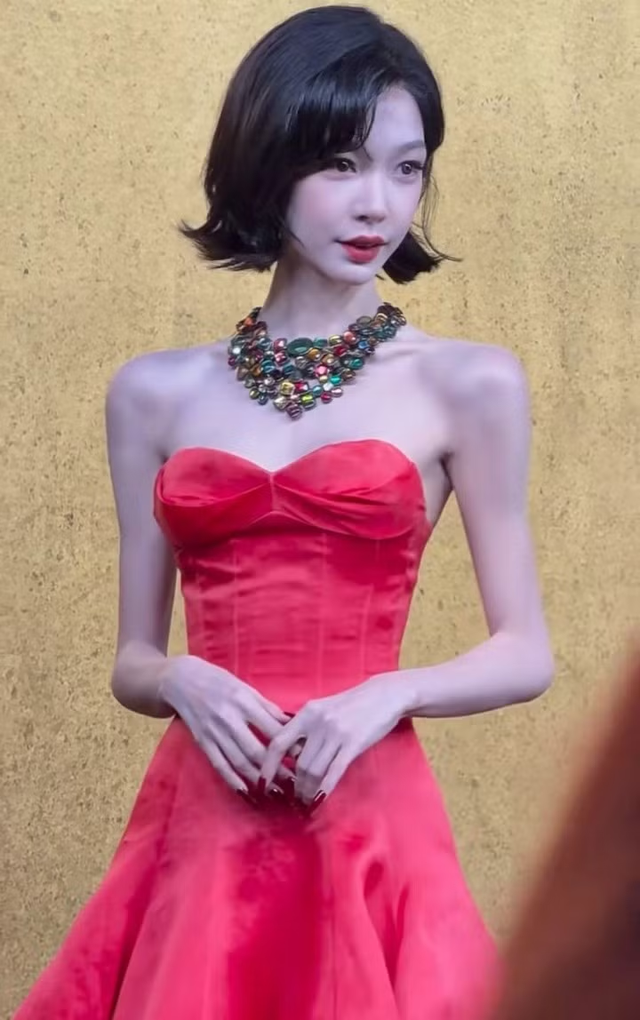 Lưu Diệc Phi k&eacute;m sắc, d&agrave;n sao gầy trơ xương tại thảm đỏ hot nhất- Ảnh 19.