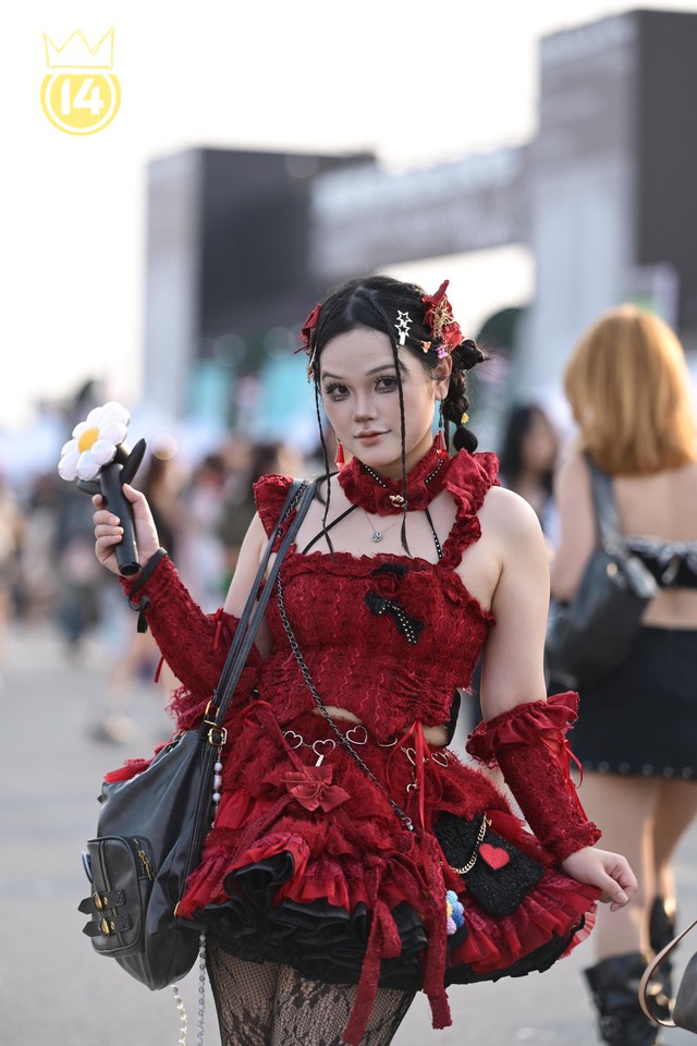 Trai xinh g&aacute;i đẹp đổ bộ concert BIGBANG H&agrave; Nội: Chưa v&agrave;o s&acirc;n đ&atilde; c&oacute; đại tiệc outfit, đ&uacute;ng l&agrave; "like idol like fan"- Ảnh 16.