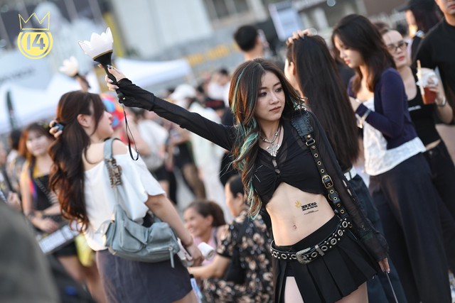 Trai xinh g&aacute;i đẹp đổ bộ concert BIGBANG H&agrave; Nội: Chưa v&agrave;o s&acirc;n đ&atilde; c&oacute; đại tiệc outfit, đ&uacute;ng l&agrave; "like idol like fan"- Ảnh 17.