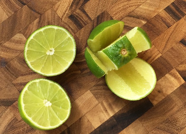 Cắt đ&ocirc;i quả chanh rồi "b&ocirc;i khắp nh&agrave;": Những hiệu quả "v&agrave;ng mười" sẽ khiến bạn bất ngờ - Ảnh 1.