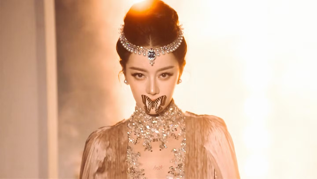Mọi ống k&iacute;nh đều hướng về Địch Lệ Nhiệt Ba- Ảnh 5.