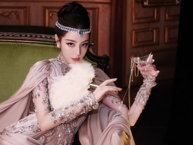 Mọi ống k&iacute;nh đều hướng về Địch Lệ Nhiệt Ba- Ảnh 12.