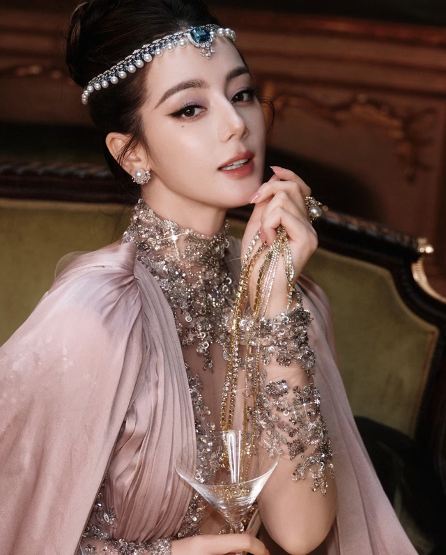 Mọi ống k&iacute;nh đều hướng về Địch Lệ Nhiệt Ba- Ảnh 13.