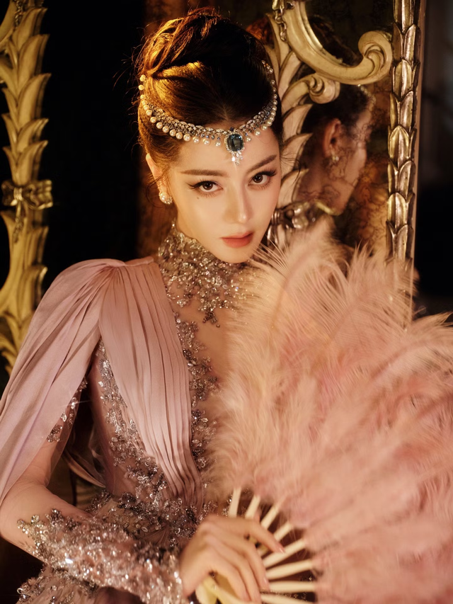 Mọi ống k&iacute;nh đều hướng về Địch Lệ Nhiệt Ba- Ảnh 15.