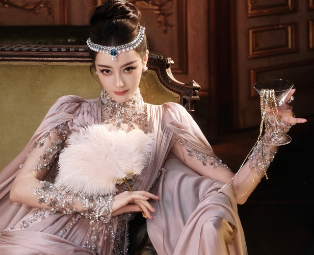 Mọi ống k&iacute;nh đều hướng về Địch Lệ Nhiệt Ba- Ảnh 11.