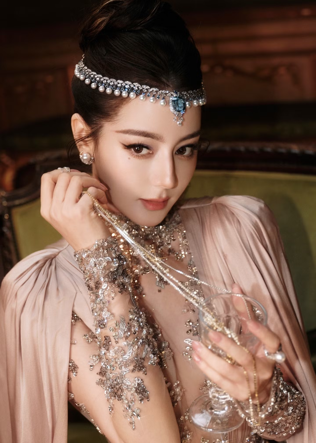 Mọi ống k&iacute;nh đều hướng về Địch Lệ Nhiệt Ba- Ảnh 14.