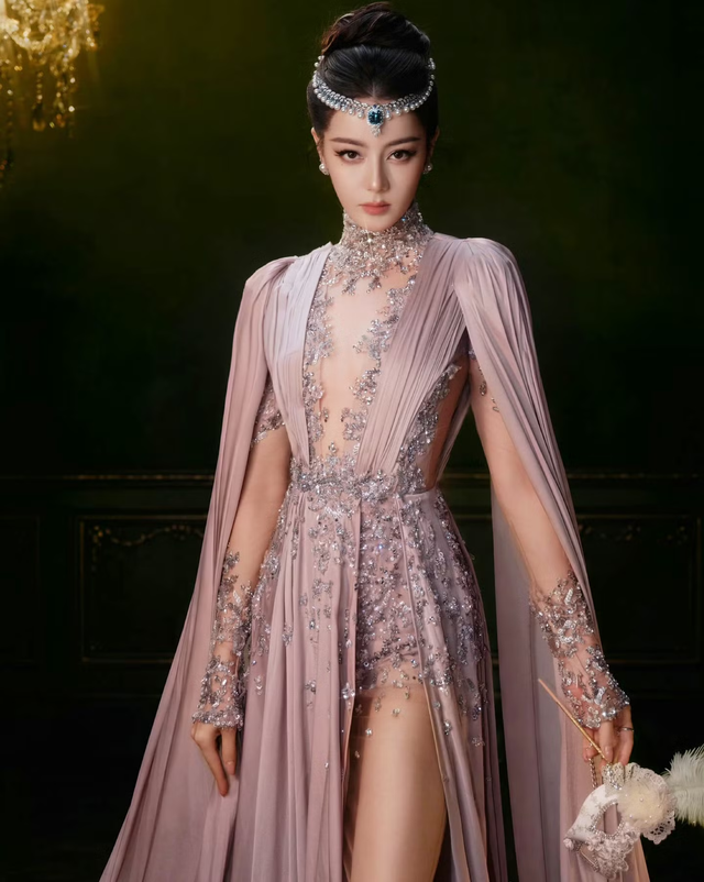 Mọi ống k&iacute;nh đều hướng về Địch Lệ Nhiệt Ba- Ảnh 9.