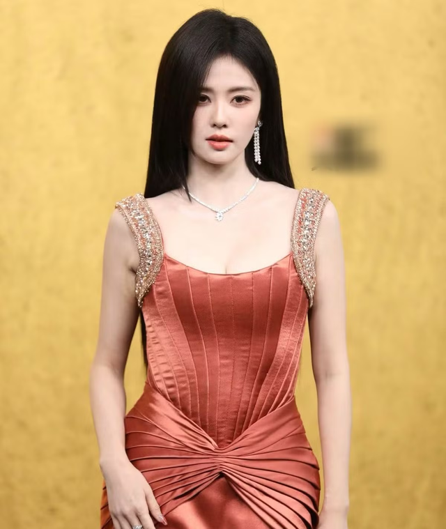 Lưu Diệc Phi k&eacute;m sắc, d&agrave;n sao gầy trơ xương tại thảm đỏ hot nhất- Ảnh 16.